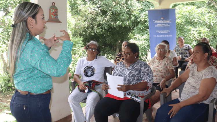 Emprendedoras de Arraiján se forman en costura y comunicación