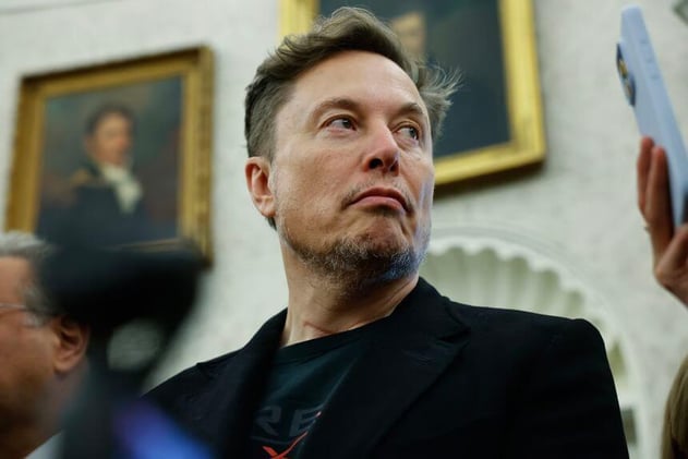 Tesla Shareholders Back Musk’s Record-Breaking $1 Trillion Pay Deal