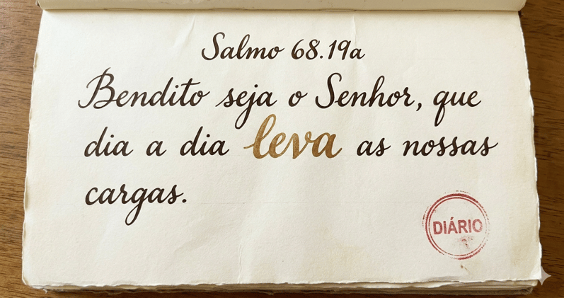 O Deus que Abaixa os Ombros