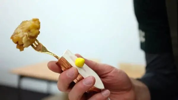 Crean un tenedor eléctrico que altera el sabor de los alimentos