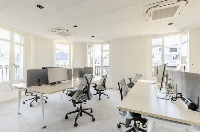 45 postes de travail disponibles 