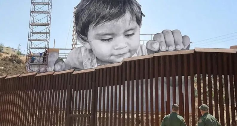 El niño gigante que espía la frontera con EE.UU.