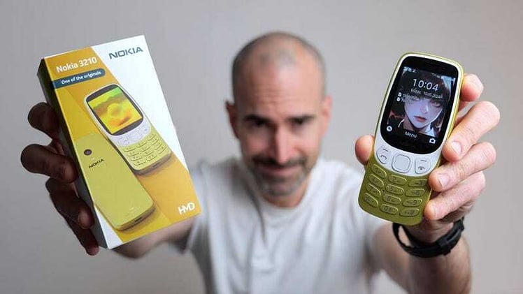 Nokia 3210 — The 2024 Reboot! | Best New Feature Phone?
