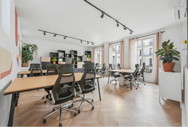 24 postes de travail disponibles