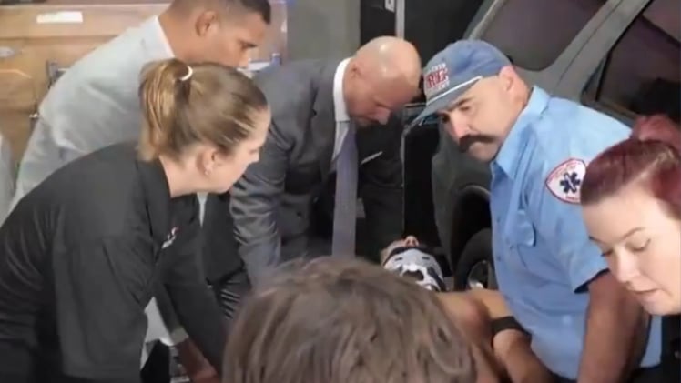 😢WWE Legend Passes Away |🚑Star Rushed to Hospital |🔥Huge RAW Announcement |🎭Masked Man Mystery