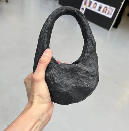 La increíble cartera fabricada con meteoritos que cuesta 43.000 dólares