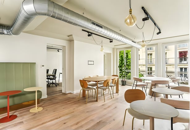 46 postes de travail disponibles 