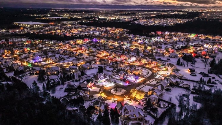 🦬 Buffalo goes ALLLLL out with Christmas lights 👀