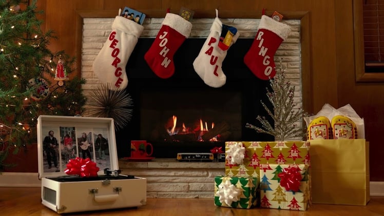 🎸CLASSIC ROCK🎸Official Beatles Holiday Yule Log Video (Merry Crimble)...