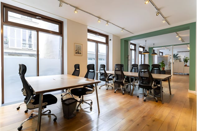 52 postes de travail disponibles