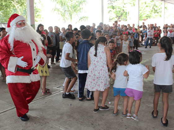 Cruz Roja fomenta la generosidad con la entrega de juguetes