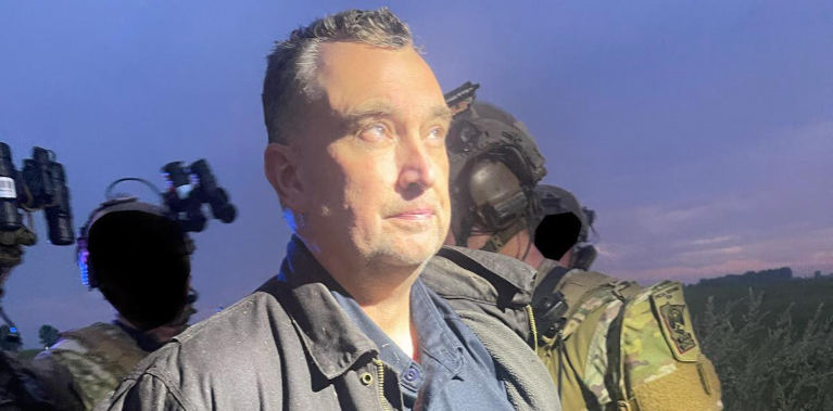 ❶ Suspected assassin captured after 2-day manhunt and charged with murder over fatal shootings in Minn., Trump calls on Iran to negotiate 'before it's too late,' juror No. 6 dismissed from Puff Daddy trial, and Trump heads to Canada for G7 where he suggests turning group into G8 or even G9