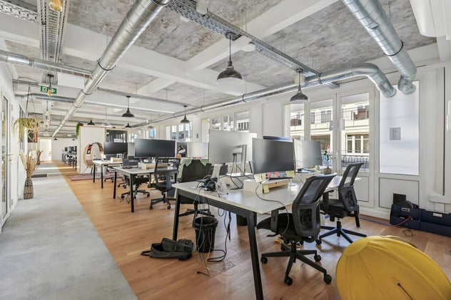 36 postes de travail disponibles