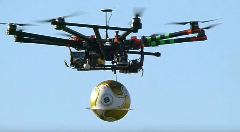 Un drone entrega la pelota en un partido de fútbol