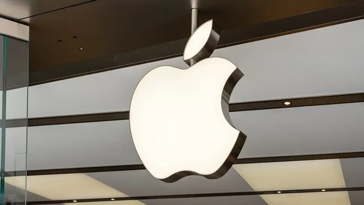 Apple Faces Backlash Over AI-Generated News Errors