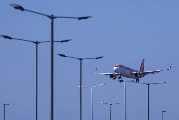 Man Arrested After Mid-Flight Bomb Threat Targeting Trump