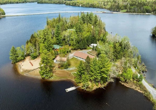 🔥 Stunning Waterfront Cottages & Income-Ready Homes