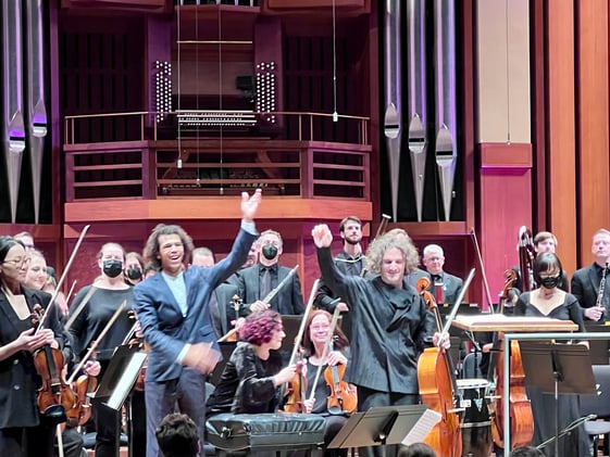 Heyward returns to the Seattle Symphony with impressive performances of Dvorak and Salonen’s Cello Concerto