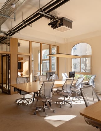 76 postes de travail disponibles