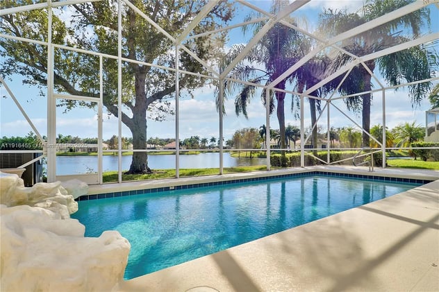 🏞️ 5 Dreamy Waterfront Retreats to Call Home