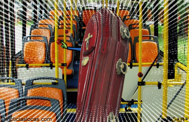 Llevaron el ataúd en colectivo porque el coche fúnebre no arrancaba