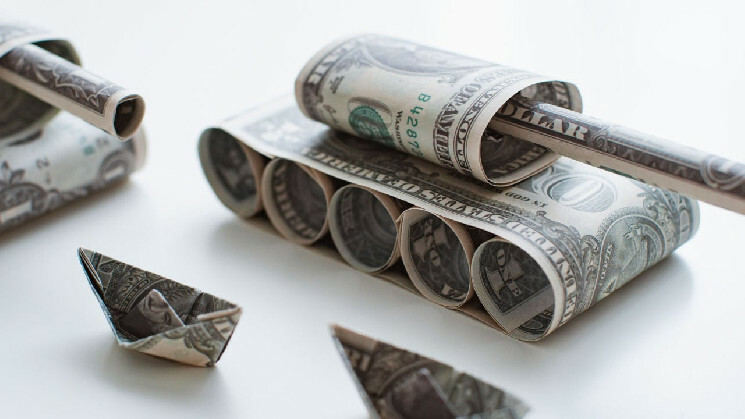 Tucker Carlson: Russian Sanctions, US Dollar Weaponization Spark De-Dollarization Frenzy