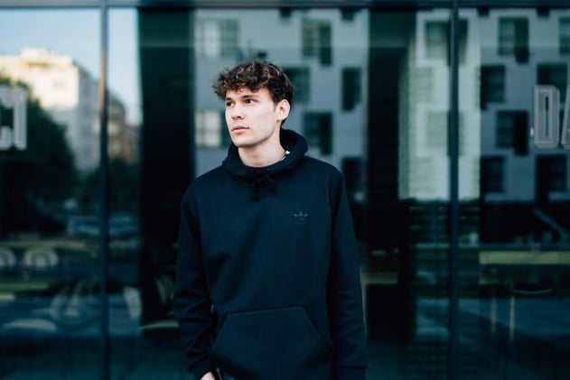 How Language Shapes Our Experience of Struggles