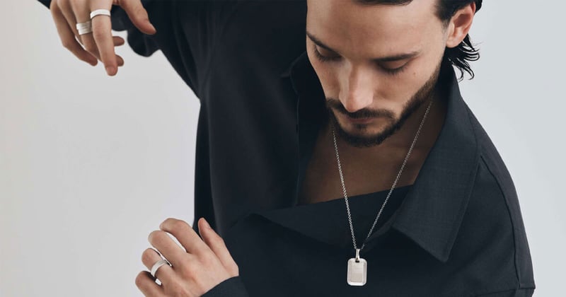 Arthus Bertrand décline sa collection Ruban en argent pour homme