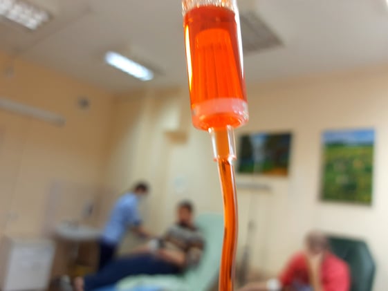 Quimio roja vs. quimio blanca: ¿cuál es la diferencia y cómo saber qué esperar?
