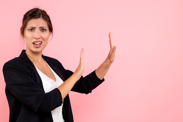 La autoridad que no se anuncia