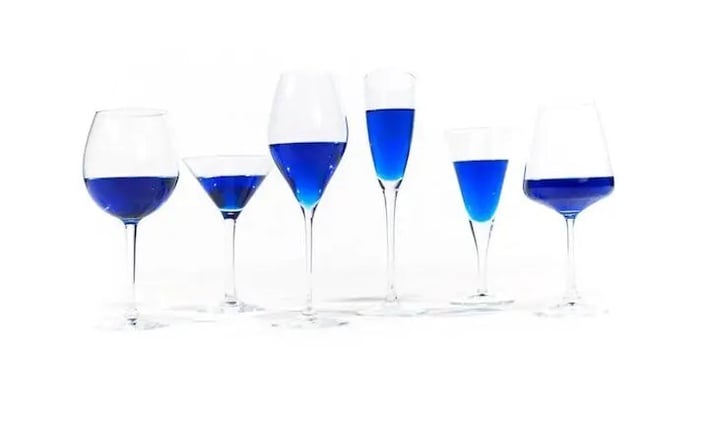 Vino azul, la bebida que está conquistando Europa