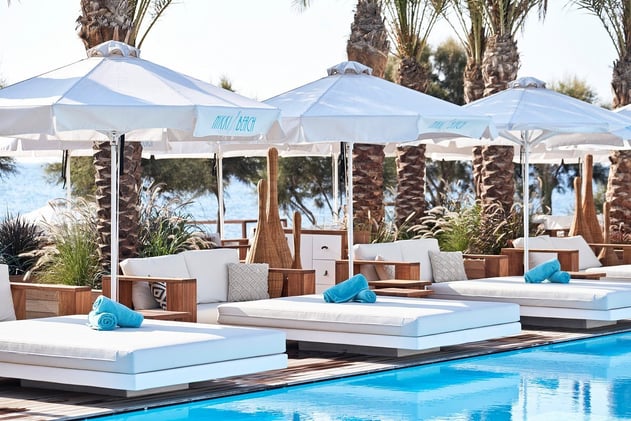 The Top 7 Beach Clubs In Santorini (2024 Edition)