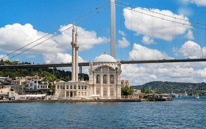 Istanbul – Minarets, Bosphorus & Timeless Bridges