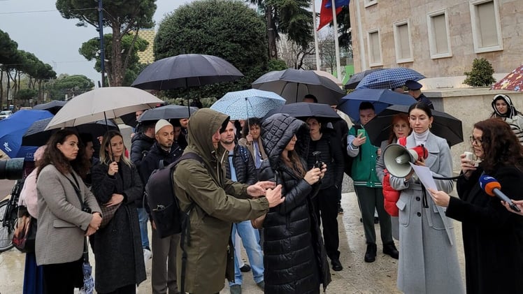 Gazetarët protestojnë kundër dhunës dhe intimidimit
