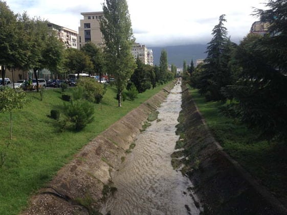 Ekspertët: Të nisë urgjentisht trajtimi i ujrave të zeza që derdhen në Lanë