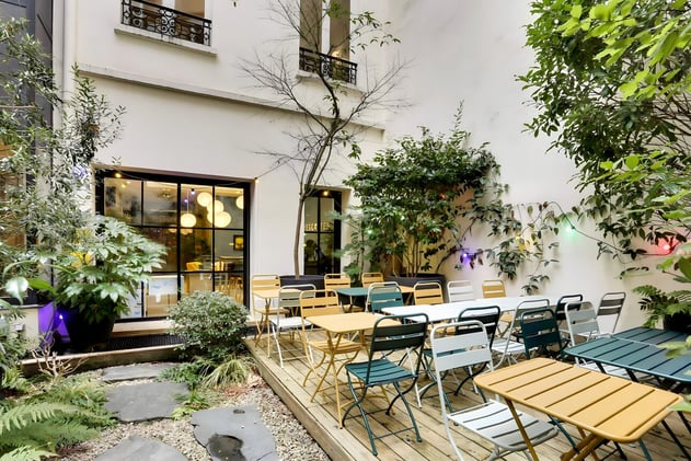 Entre 36 et 100 postes de travail disponibles 