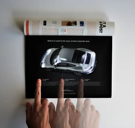 Porsche usó LEDs en una publicidad impresa para iluminar el interior de su nuevo modelo