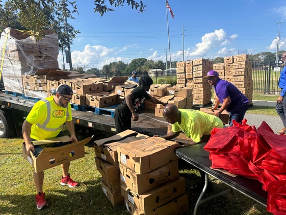 Commissioners give away 500 turkeys, Lee Road wins corridor contest