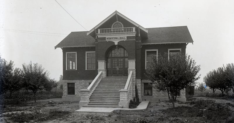 Teflon hall: The value of a century-old municipal hall has skyrocketed despite police raid, bad decor