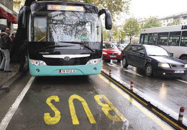 “Numra privatë për shërbime publike” – Kaosi me sistemin e ankesave për autobusët në Tiranë