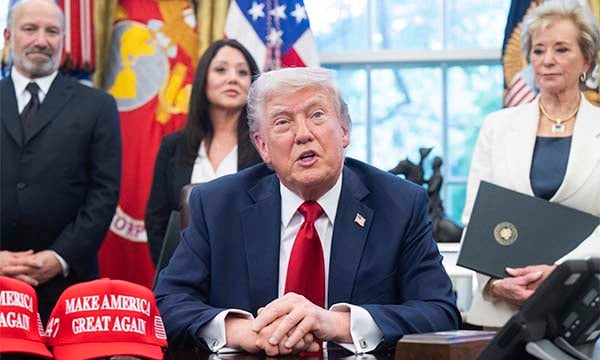 🟠 Trump Reveals Top Aide Cancer Diagnosis 
