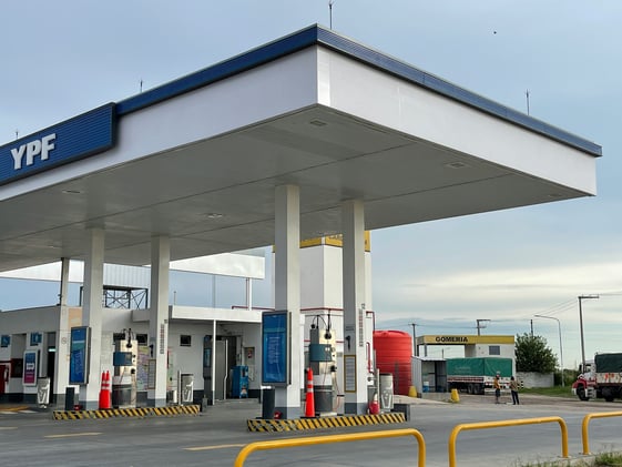 US judge criticizes Argentina while delaying 51% YPF stake turnover