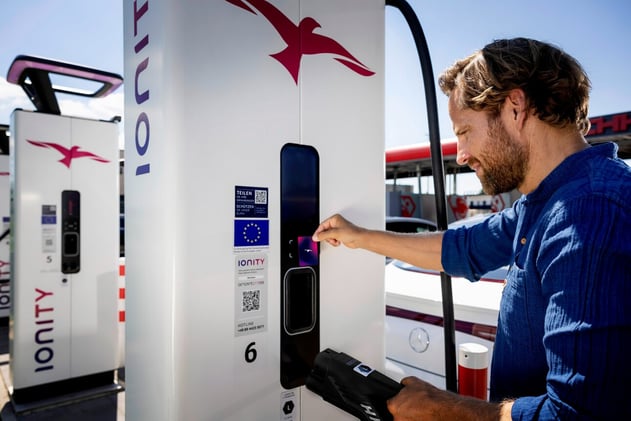 Ionity startet Flottenkarten, Milence Mittelmeer-Route & Zoff ums LKW-Ladenetz