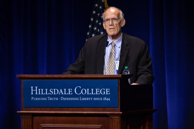 Virtudes Americanas – Discurso de Graduación 2025 por Victor Davis Hanson