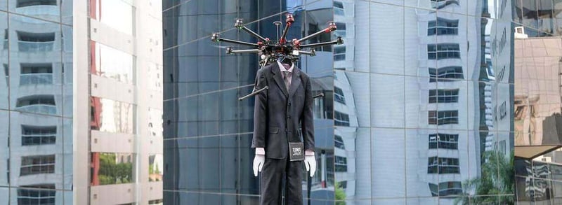 Manequins pendurados em drones fazem desfile aéreo sobre a Vila Olímpia (SP)