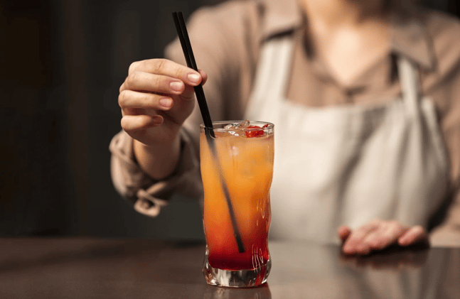 Canudo muda cor de bebida com metanol