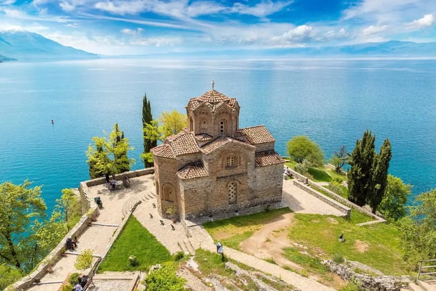 🧭 Tvoj ovotjedni must-reads ✈️ / Your Weekly Must-Reads 