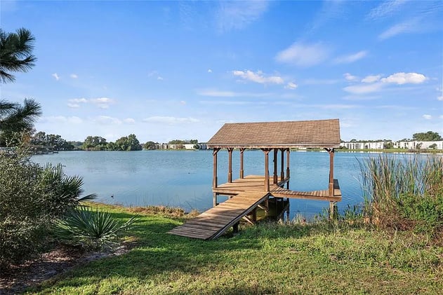🚤 Live on the Water: Explore These Gorgeous Lakefront Homes in NH, FL, and MI