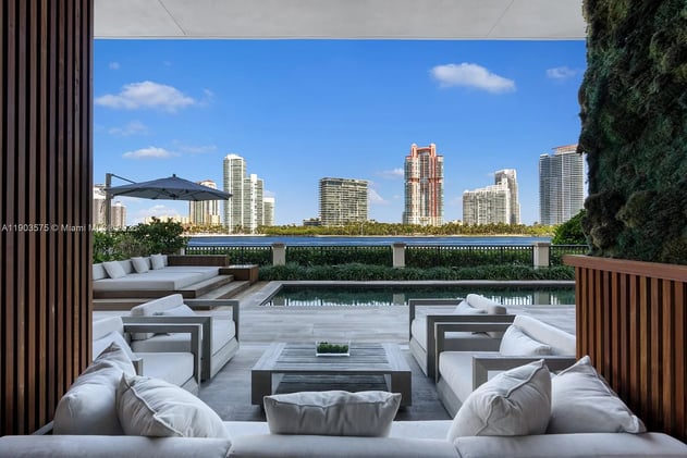 🏖️ Miami Living – Luxury Homes with Resort-Style Pools and Exclusive Amenities