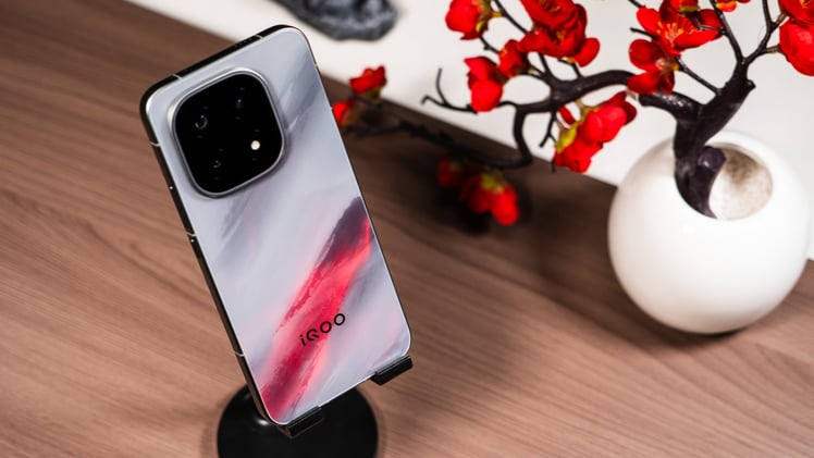 iQOO: don’t peel off that screen protector on the iQOO 15